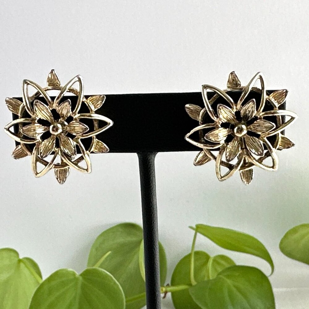 Vintage Sarah Coventry PETA-LURE Gold Tone Flower Clip Earrings 1" Floral Design